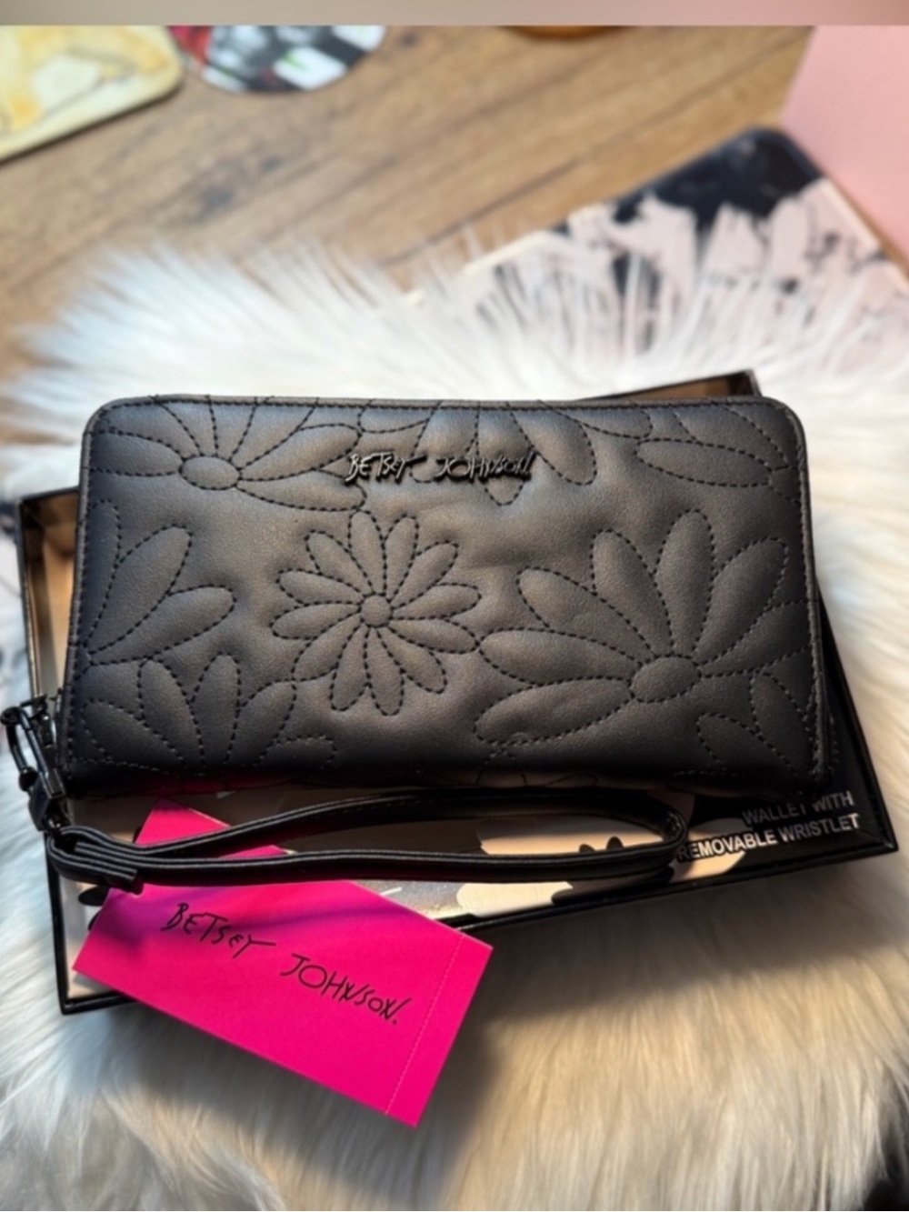 NEW‼️Betsey Johnson Daisy quilted black wristlet wallet
